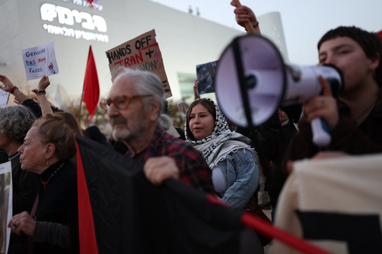 Peste o mie de persoane au protestat sâmbătă seara la Tel Aviv împotriva războiului purtat de Israel împotriva Iranului şi Hezbollah în Liban, cerând autorităților să pună capăt conflictului înainte de a escalada și mai mult