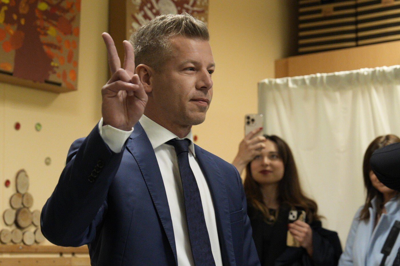 Magyar: Viktor Orban a sunat și ne-a felicitat după victorie