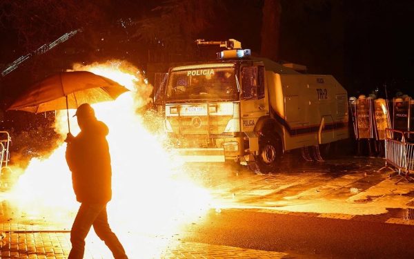 Arestări în Tirana: Trei parlamentari spitalizați după proteste violente