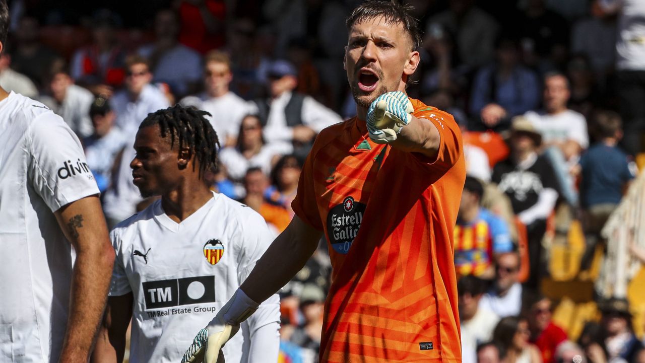 Europa League: Seară de foc pentru Andrei Ionuț Radu și Celta Vigo Seara de joi a fost dedicată meciurilor tur din sferturile de finală ale Europa League, cu atenția fanilor fotbalului îndreptată și către prestația portarului român Andrei Ionuț Radu, care a evoluat pentru Celta Vigo în deplasare