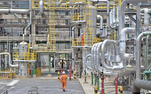 Rafinăria Petrotel-Lukoil, oprită: Ce se întâmplă cu industria de profil din România?