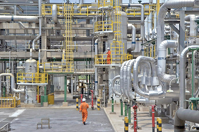 Rafinăria Petrotel-Lukoil, oprită: Ce se întâmplă cu industria de profil din România?