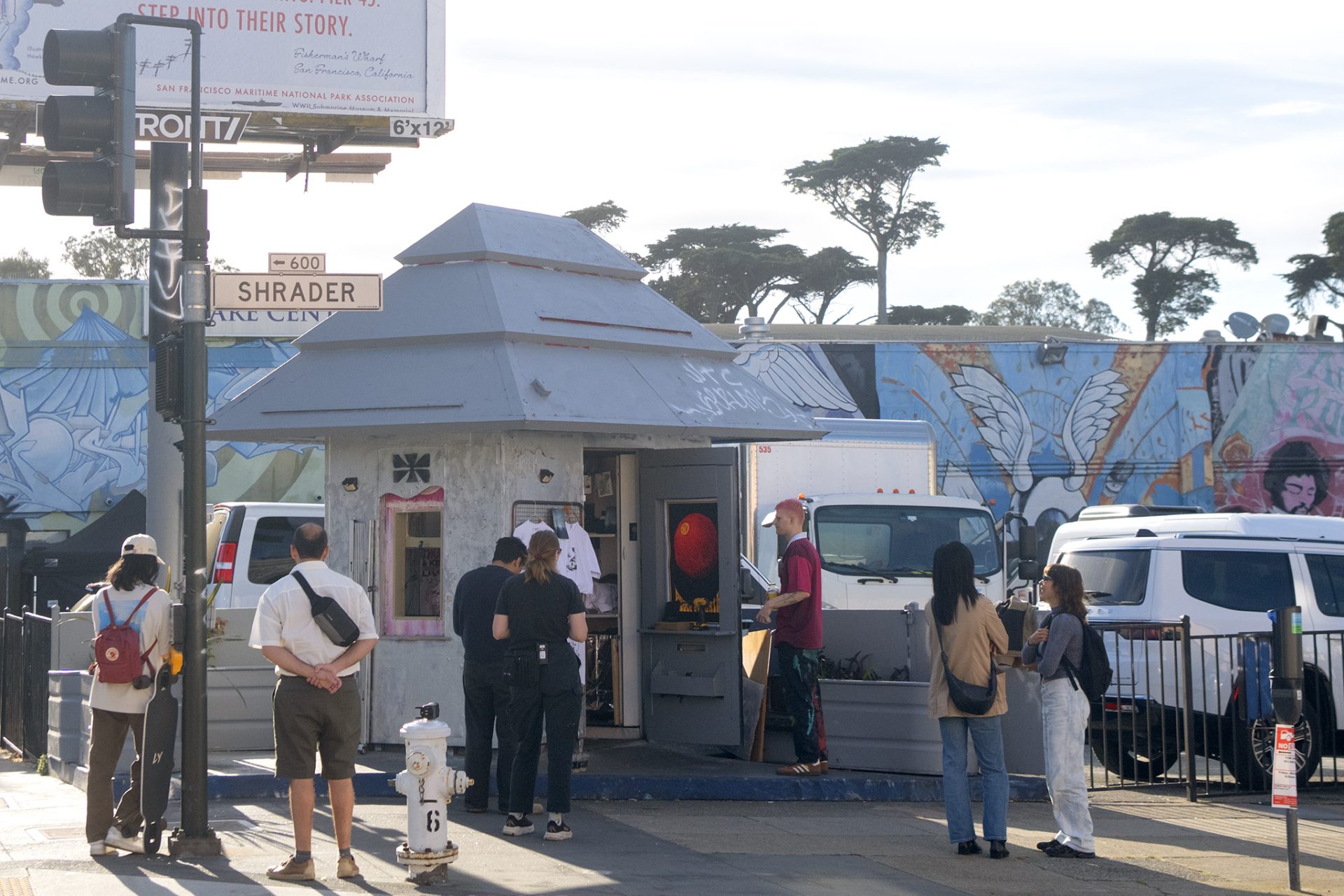 Un vechi kiosk Fotomat de pe Haight Street din San Francisco își schimbă destinația, transformându-se într-un spațiu neconvențional pentru muzică și cultură locală, în ciuda stării sale dezinteresate, plină de graffiti și cu o acoperire de gumă pe acoperiș