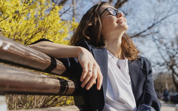 Primăvara, pericol la pândă: Cum ne afectează pielea razele Solare?