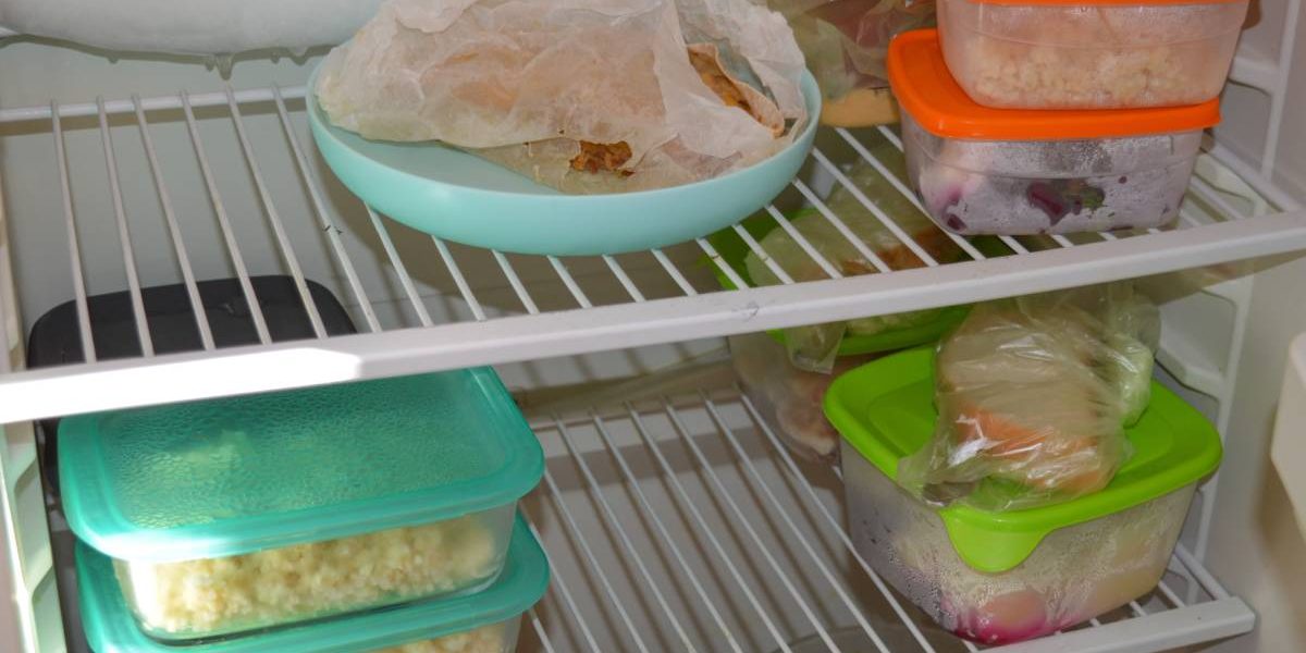 Cât rezistă mâncarea-n frigider? Greșeli banale care te imbolnăvesc