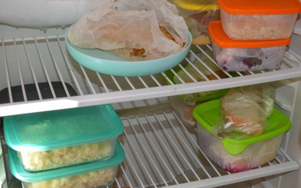 Cât rezistă mâncarea-n frigider? Greșeli banale care te imbolnăvesc