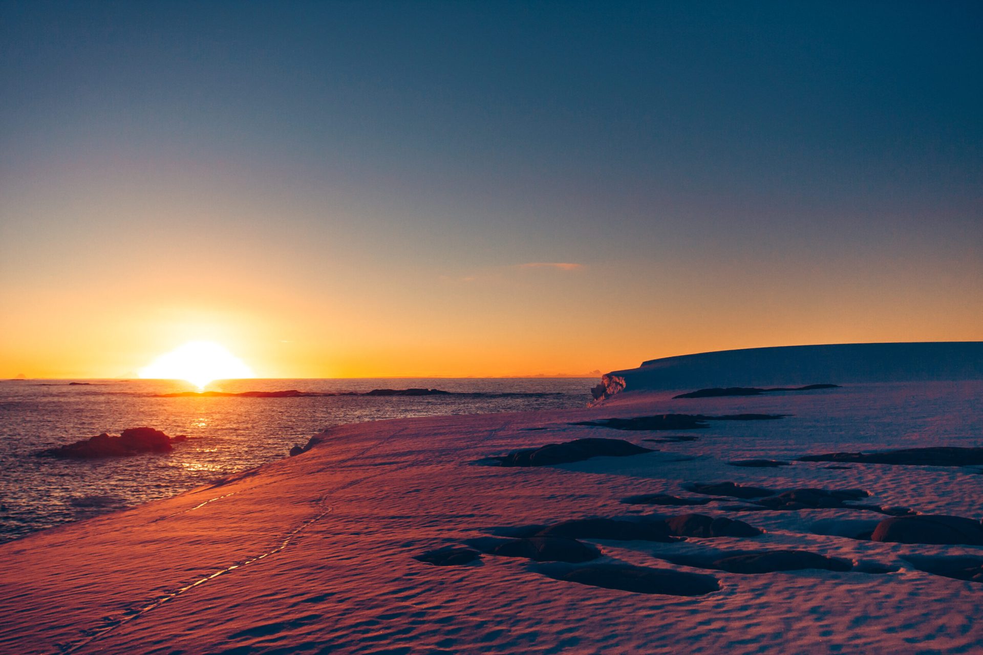 Resursele minerale din Antarctica ar putea fi exploatate în viitor, odată cu topirea gheții Antarctica, continentul acoperit aproape în totalitate de o masă de gheață, ascunde în subteran resurse minerale uriașe precum AUR, argint, cupru și fier
