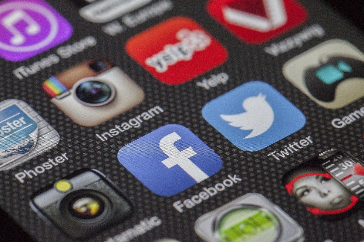 Grecia taie accesul minorilor sub 15 ani pe social media