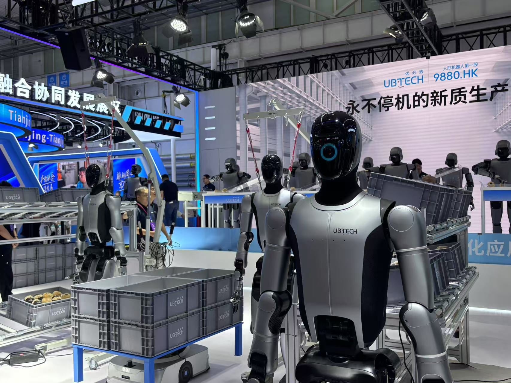 Salariu uriaș în cursa roboților: compania chineză care oferă până la 18 milioane de dolari pe an pentru un singur expert O companie chineză din domeniul tehnologiei a stârnit valuri de interes după ce a anunțat că este dispusă să plătească salarii de până la 18 milioane de dolari anual pentru un singur expert în inteligență artificială și robotică