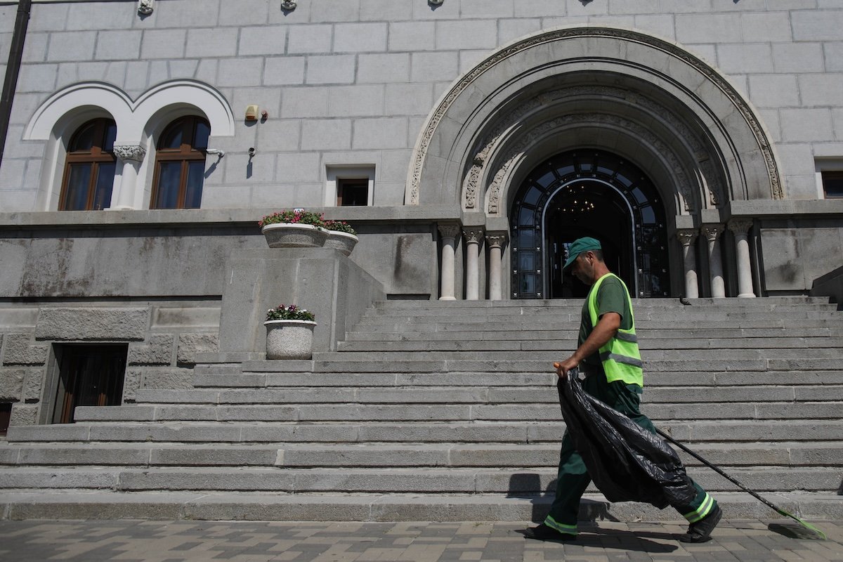 Primăria Sectorului 1 a plătit aproape 18.000 de euro pentru servicii de curățenie stradală neefectuate, urmând să recupereze sumele respective