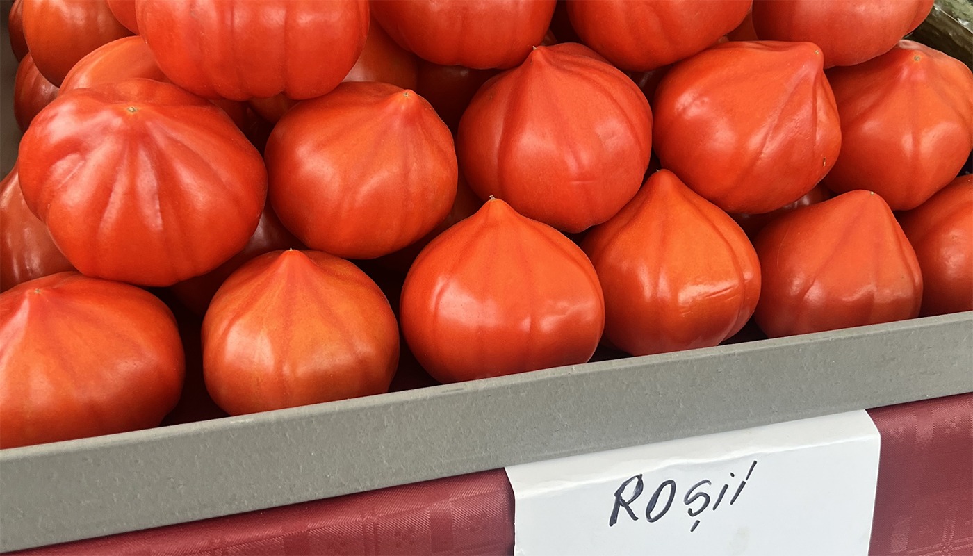 Cu patru zile înainte de Paște, prețurile la roșii în Piața Obor din București au atins cote surprinzătoare, depășind chiar costul cărnii în unele cazuri