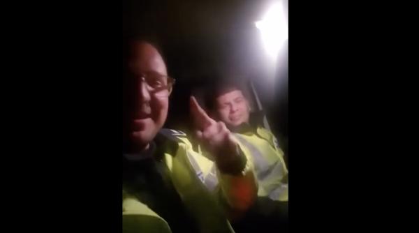 Polițiști în autospecială, chef cu manele. VIDEO viral cu scandal