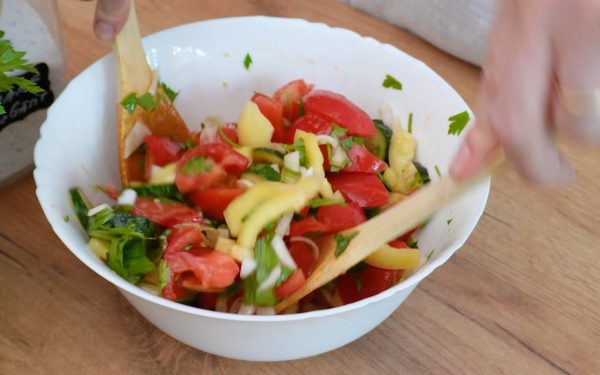 Condimentul secret care distruge salata de roșii cu castraveți: Evită-l