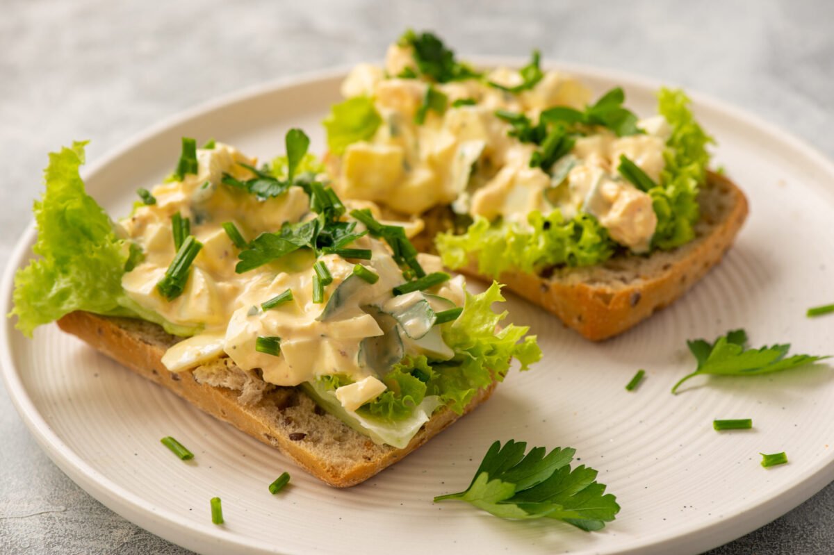 Salata de Ouă: Trei Rețete Inedite pentru un Gust Extraordinar V-ați săturat de aceeași salată de ouă banală? Vestea bună este că puteți transforma acest preparat simplu într-o experiență culinară memorabilă