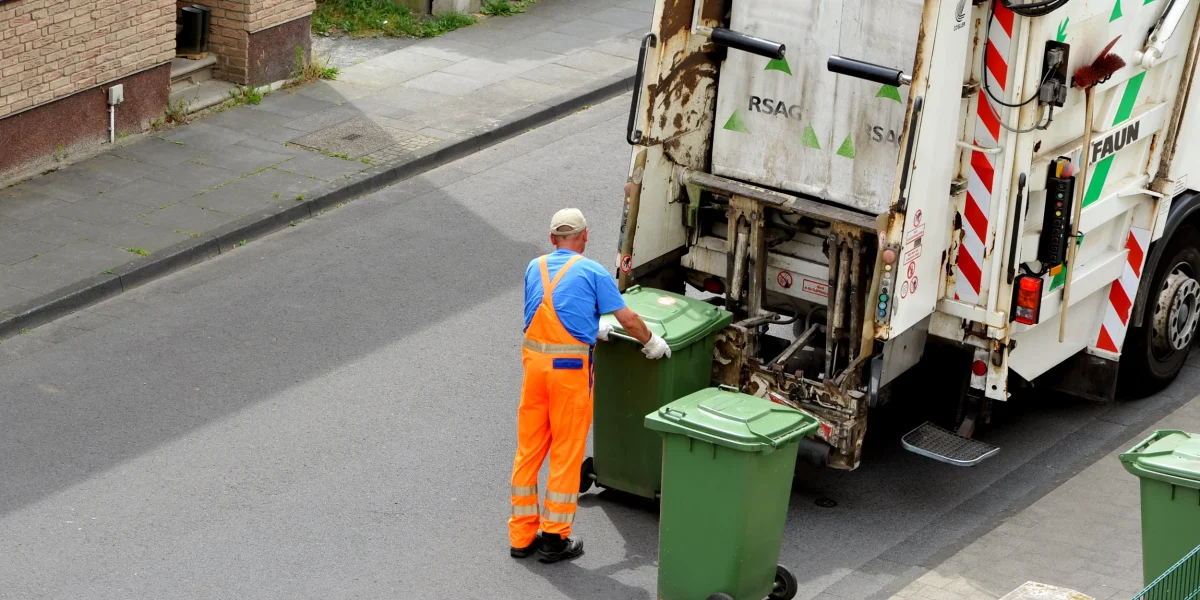 Verificări la gunoi: Proprietarii și administratorii, obligați legal