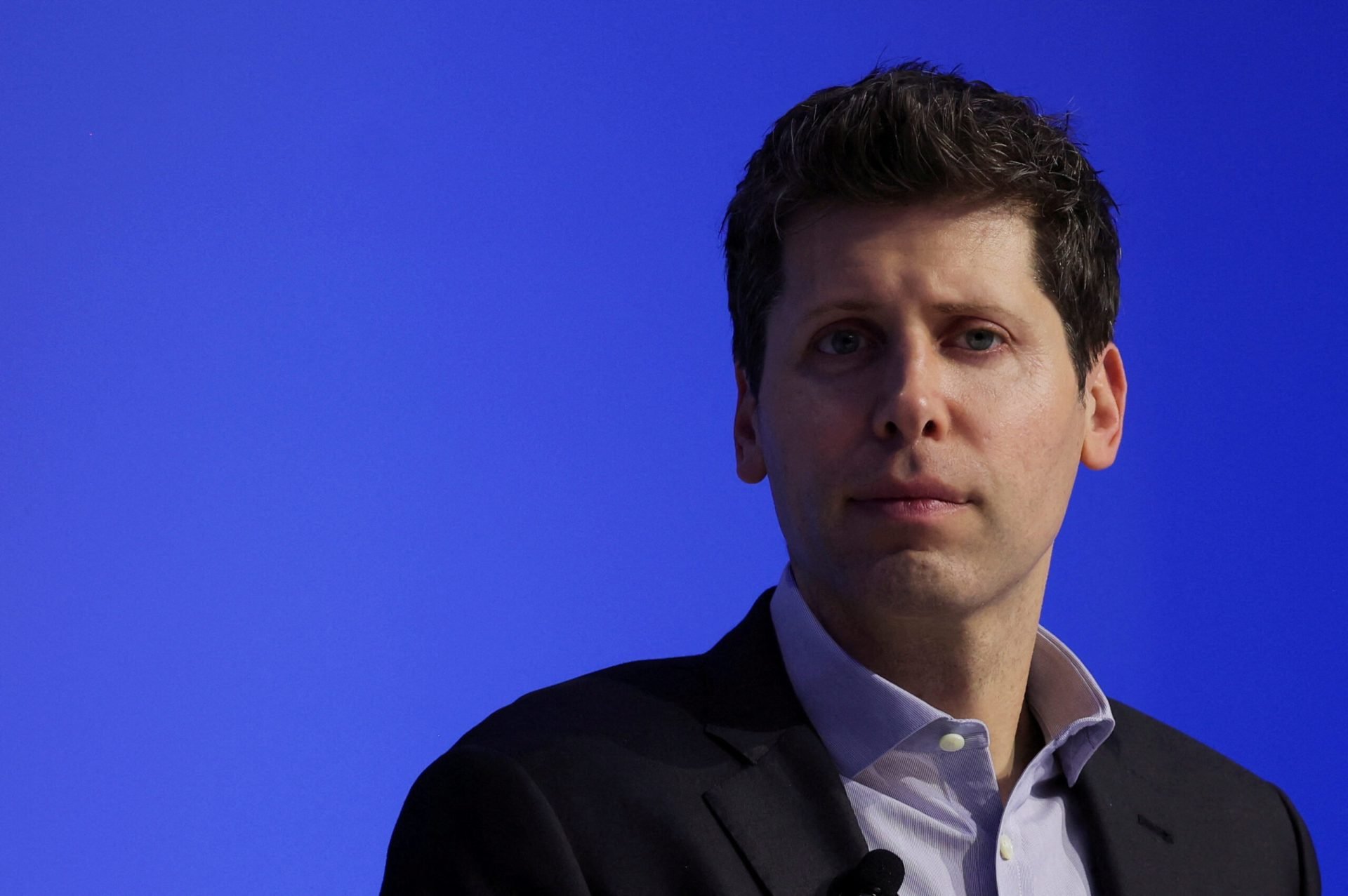 Sam Altman, CEO-ul OpenAI și o figură centrală în industria inteligenței artificiale, este descris într-o investigație amplă publicată de revista The New Yorker ca un lider controversat, acuzat de foștii colaboratori de manipulare