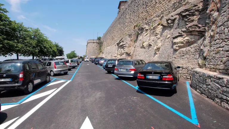 Conflict pentru un loc de parcare în San Marino escaladează în violență Un incident violent s-a produs în centrul orașului San Marino, în ziua de Paște, după ce un conflict pentru un loc de parcare s-a transformat într-o altercație fizică între două persoane
