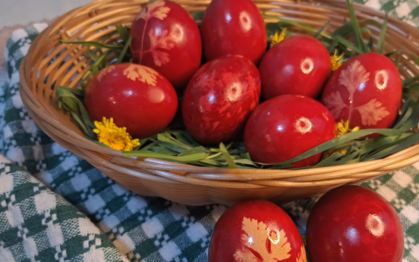Culori vibrante de Paște: Vopsește ouăle natural cu sfeclă, varză roșie și coji de ceapă