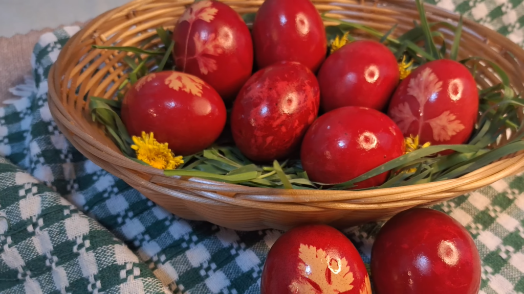 Culori vibrante de Paște: Vopsește ouăle natural cu sfeclă, varză roșie și coji de ceapă