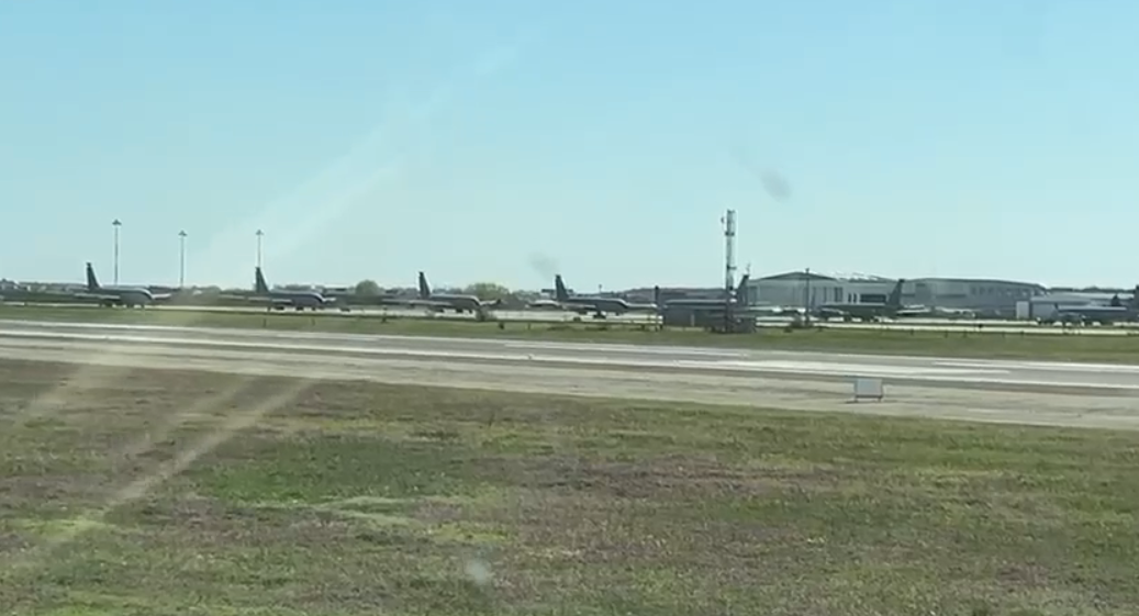 La Baza 90 Transport Aerian „Comandor aviator Gheorghe Bănciulescu” de la Otopeni sunt staționate mai multe avioane-cisternă americane KC-135, fiecare cu o capacitate de transport de cel puțin 60 de tone de combustibil pentru misiuni de realimentare în aer