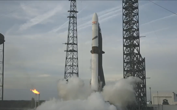 Blue Origin, reușită istorică: Motorul New Glenn aterizează, SpaceX e pe urme