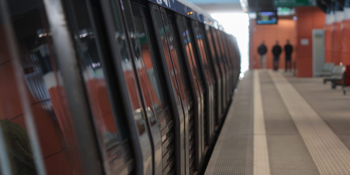 Bucată din tavan prăbușită la metrou între 1 Mai și Jiului, circulația oprită