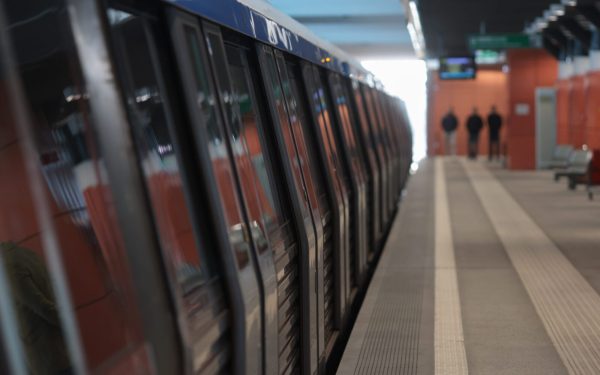 Bucată din tavan prăbușită la metrou între 1 Mai și Jiului, circulația oprită