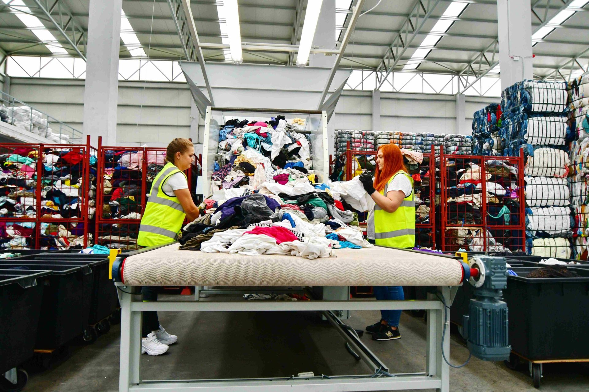 Un proiect de ordonanță al Ministerului Mediului stârnește controverse în rândul industriei de reutilizare textilă Ministerul Mediului, împreună cu Ministerul Economiei, a inițiat un proiect de Ordonanță de Urgență (OUG) care ar putea impune reguli mai stricte la importurile de produse reutilizabile, inclusiv textile