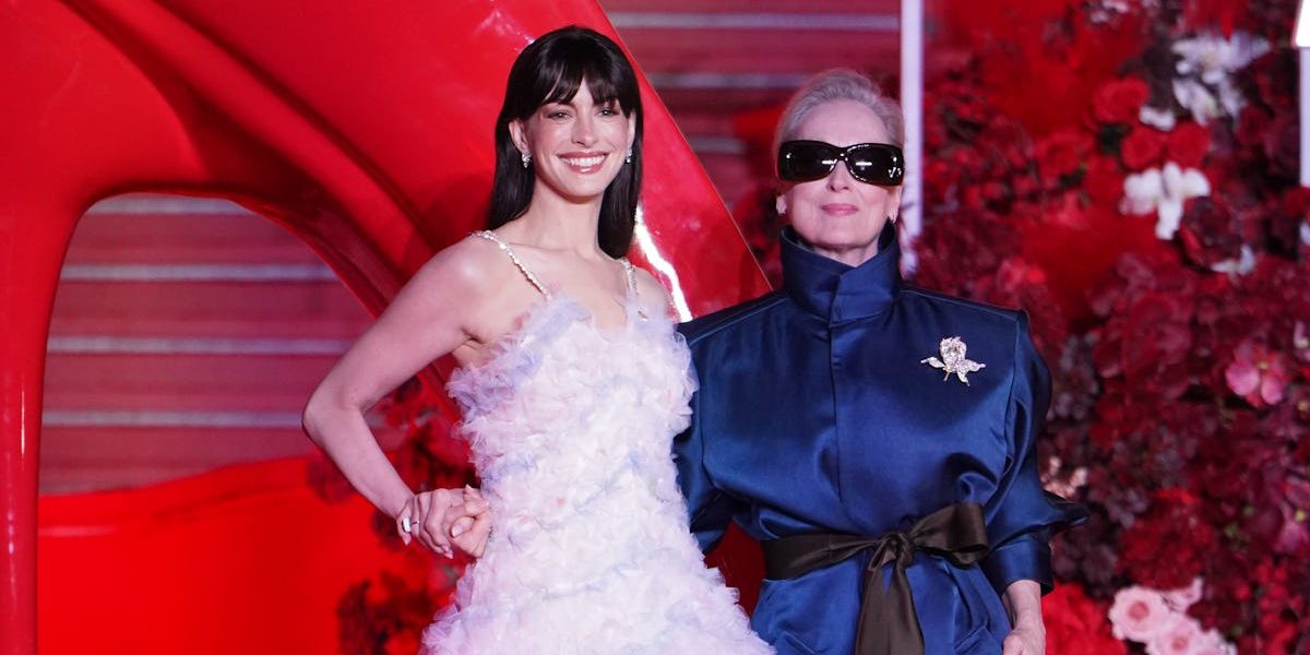 Hathaway și Streep, „Diavolul” pe covorul roșu: Ouă ascunse