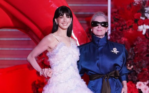 Hathaway și Streep, „Diavolul” pe covorul roșu: Ouă ascunse