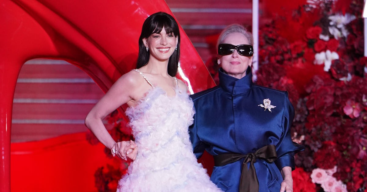 Hathaway și Streep, „Diavolul” pe covorul roșu: Ouă ascunse