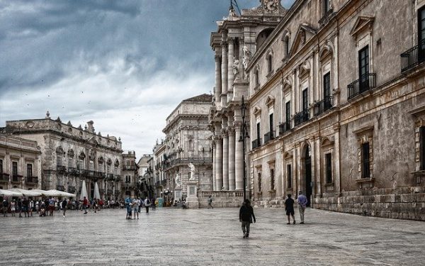 Sicilia MITUIEȘTE companiile: 30.000 de euro pentru fiecare angajat permanent