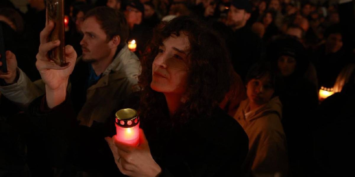 Hristos a Înviat: Sute de credincioși au luat lumină la Patriarhie, Daniel prezent