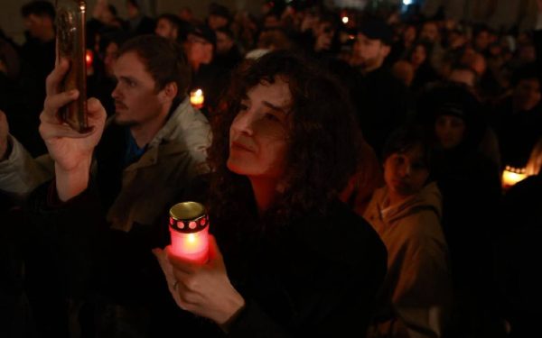 Hristos a Înviat: Sute de credincioși au luat lumină la Patriarhie, Daniel prezent