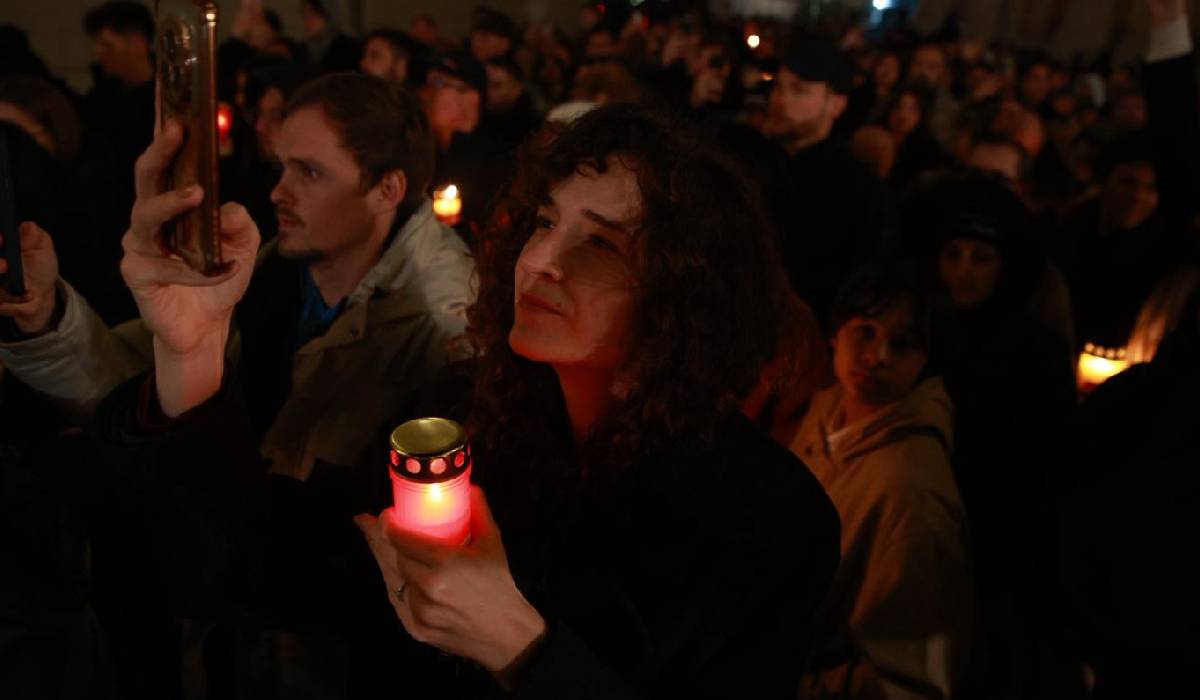 Hristos a Înviat: Sute de credincioși au luat lumină la Patriarhie, Daniel prezent
