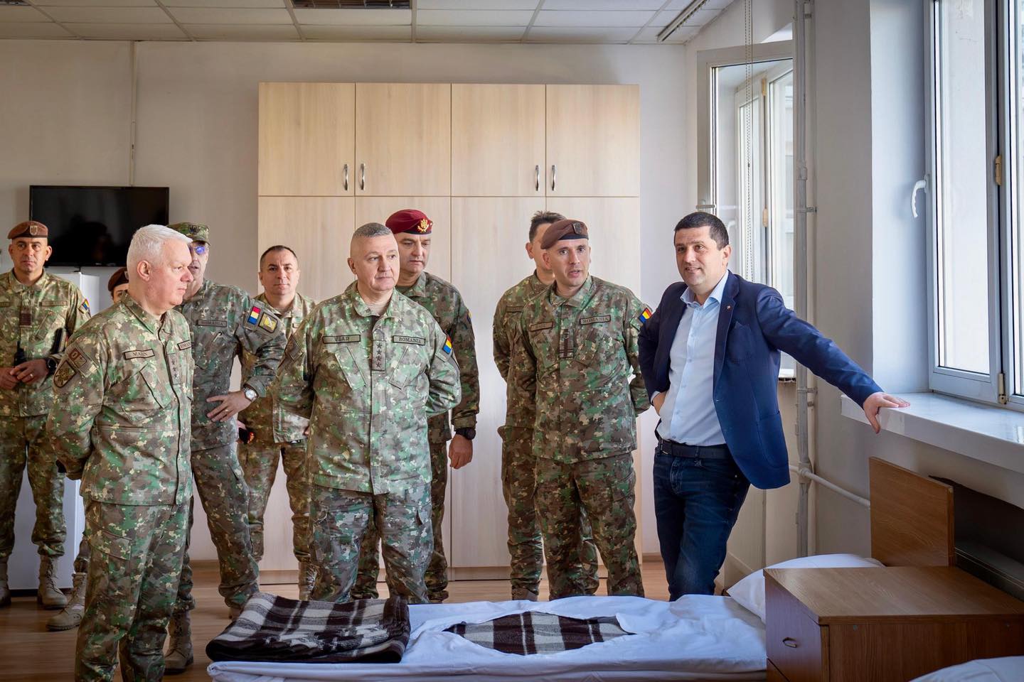 Ministrul apărării naționale, Radu Miruță, a vizitat Batalionul 265 Poliție Militară în contextul programului SGVT Ministrul apărării naționale, Radu Miruță, a efectuat marți o vizită la Batalionul 265 Poliție Militară, una dintre unitățile în care se va desfășura instruirea soldaților și gradaților voluntari în termen (SGVT)