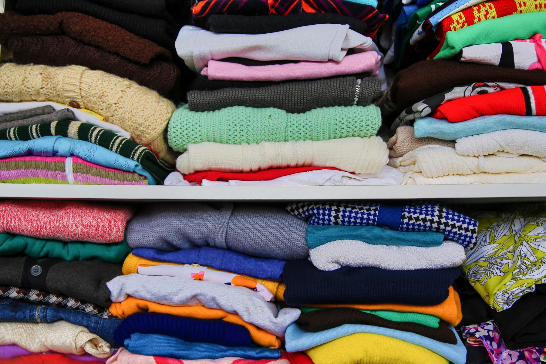 Ce faci cu hainele pe care nu le mai poți dona: soluții inteligente ca să nu ajungă la gunoi Mulți români se confruntă cu situația în care garderoba devine prea aglomerată, iar hainele vechi sau deteriorate nu mai pot fi donate