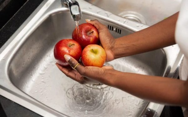 Fructele și legumele pline de pesticide: Dirty Dozen 2026 arată ce eviti!