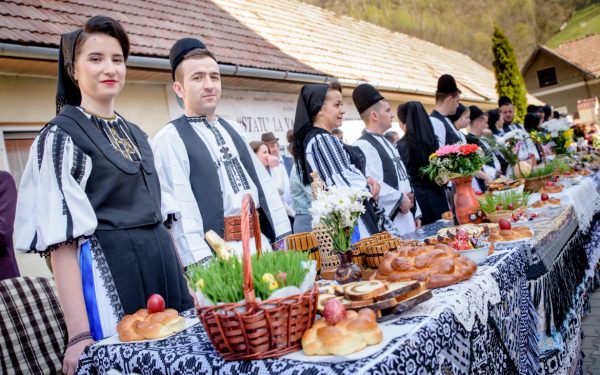 Statu la vase: Tradiția uitată, reluată de tinerii căsătoriți după Revoluție în România