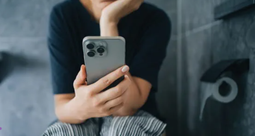 Folosirea telefonului mobil în toaletă, un fapt devenit aproape normă pentru mulți români, poate avea consecințe asupra sănătății, avertizează specialiștii
