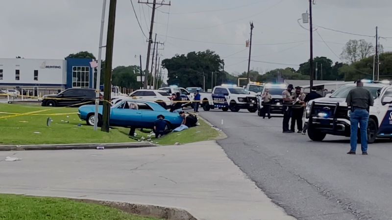 Un incident grav a avut loc sâmbătă în timpul unui festival tradițional din Louisiana, în urma căruia cel puțin cincisprezece persoane au fost rănite, unii în condiții mai grave, după ce un vehicul a lovit mai mulți participanți la paradele organizate în cadrul evenimentului