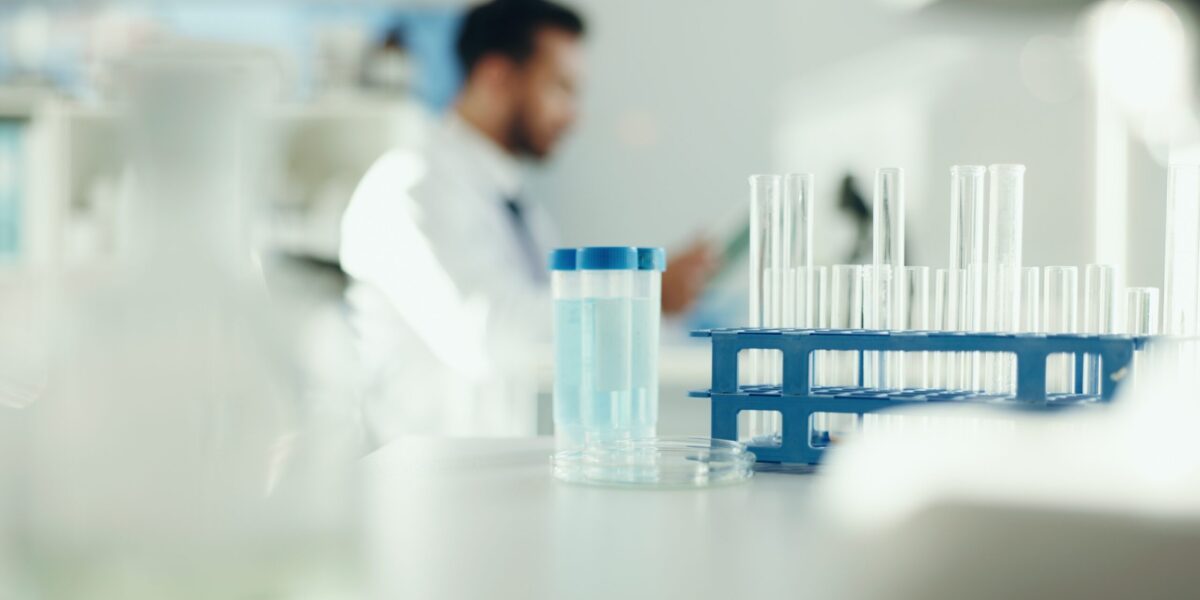 Beneficiile și riscurile studiilor clinice: Ghid complet pentru România