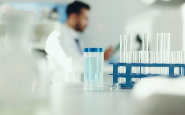 Beneficiile și riscurile studiilor clinice: Ghid complet pentru România