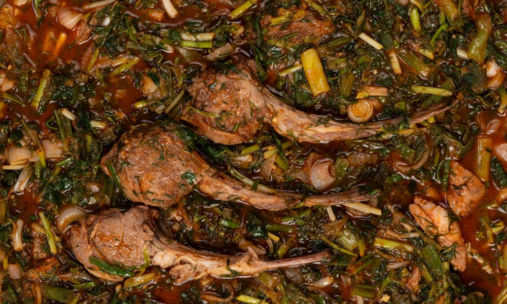 Stufat de miel, aroma copilăriei: Rețeta bunicii pentru Paștele în România