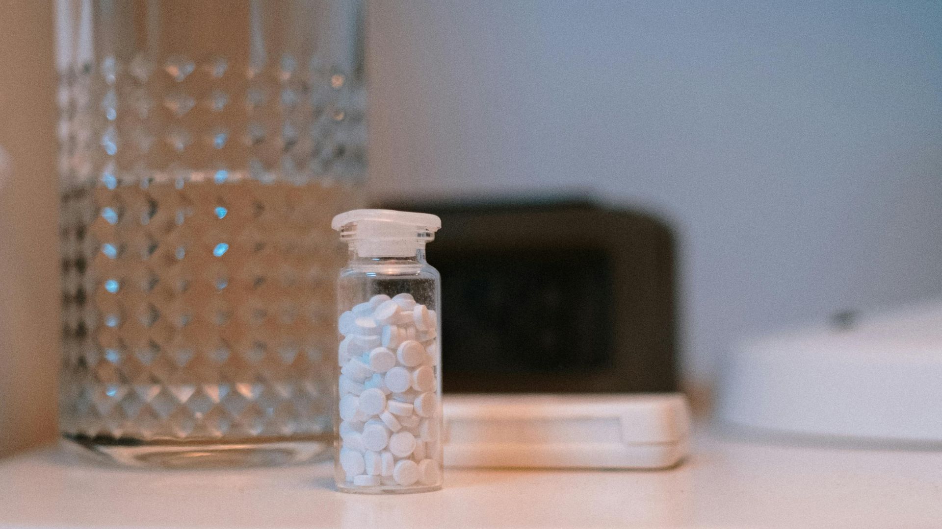 O echipă de cercetători de la University of Edinburgh a descoperit o metodă inovatoare de a transforma plasticul folosit, în special PET-ul din ambalaje, în medicamente esențiale pentru tratamentul bolii Parkinson