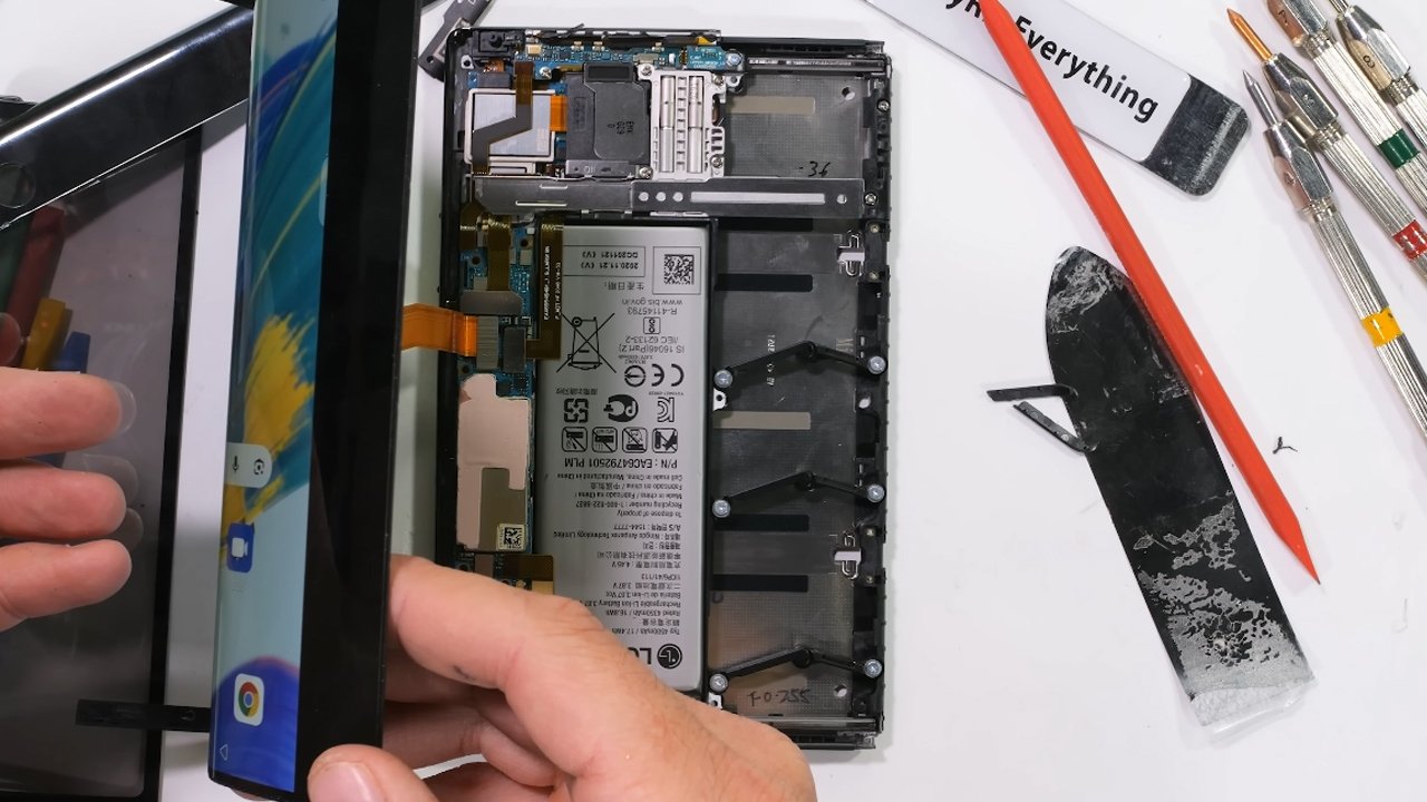 Un dispozitiv inedit, care combina funcționalitatea unui telefon cu aspectul unui pergament, a fost conceput de LG, însă nu a ajuns niciodată pe piață