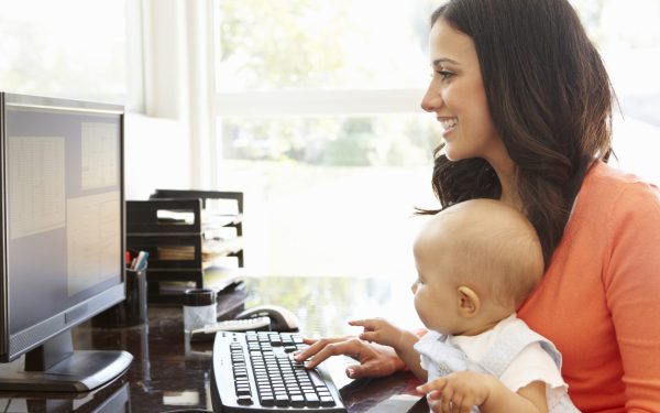 Bani pentru mame: stimulent la întoarcerea mai rapidă la muncă