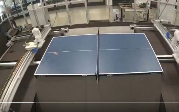 Robotul de tenis uimește: Bate jucători iscusiți, chiar și pe Mircea Lucescu