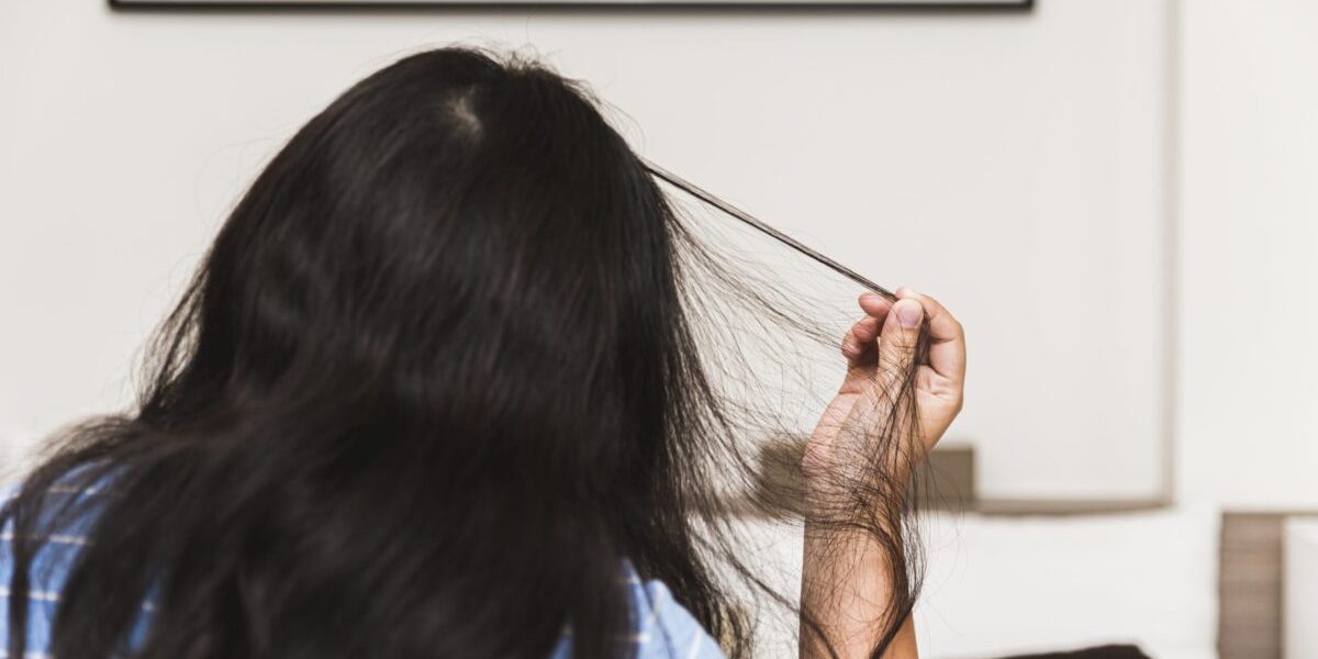 Tricotilomania: De ce te smulgi de păr? Cauze și tratamente eficiente