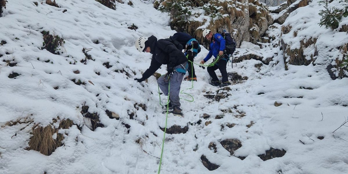 Doi turiști, salvați de jandarmii montani din Piatra Craiului